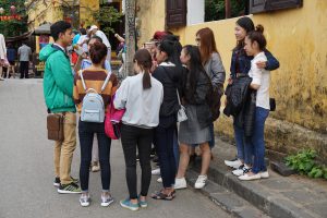 Guide Bing Celebrating Students Admiration in Hoi An