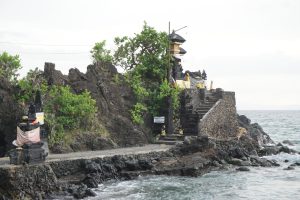 Visiting Pura Bulong Hindutemple at the Sea close to Senggigi