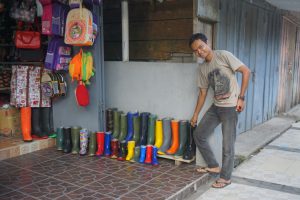 Selling Boots is Clever Business during Rain Season | Tomohom