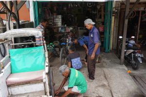 First thing on our Way back was Bike Repair at the Market...